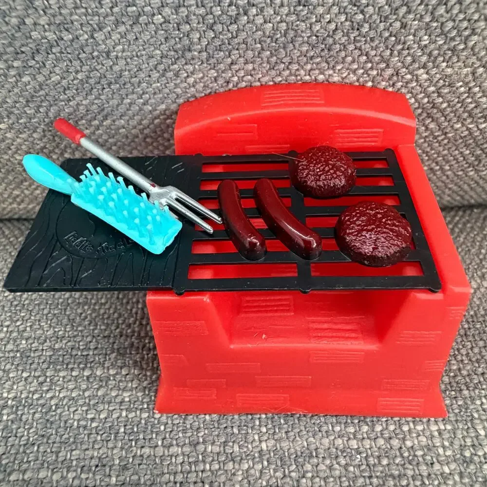 Liddle Kiddle SIZZLY FRIDDLE Chef Doll Outfit Hat Grill Utensils Shoes
